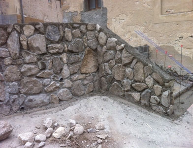 Construction mur en pierres pour montée d'escalier à l'extérieur